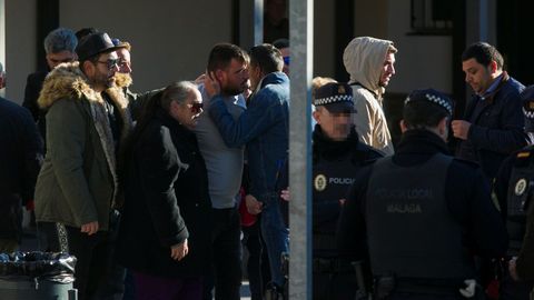 El padre de Julen recibe las condolencias de familiares y vecinos en el tanatorio de la barriada malaguea de El Palo. 