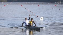 El vilanov�s Manu Font�n con su compa�ero Diego Dom�nguez haciendo la habitual dedicatoria a su madre fallecida tras cada una de sus victorias.