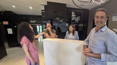 La portavoz del PP de Monforte, Katy Varela, acompa�� al delegado de la Xunta en su visita al hotel Cardenal. En la foto, ambos en la recepci�n con Javier Rodr�guez, uno de los propietarios del establecimiento
