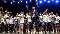 �lvaro Garc�a Di�guez, presidente del Deportivo, en la celebraci�n del ascenso.