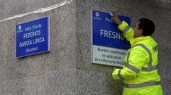 Un trabajador coloca las placas de la calle Federico Garca Lorca y de la plaza Fresno, en Oviedo, en aplicacin de la Ley de la Memoria Histrica