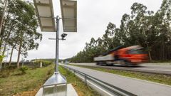 Uno de los medidores del futuro radar de tramo en la AC-418, entre Seixas y A Filgueira, Malpica.