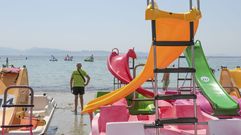 Los llamativos hidropedales de Silgar, con las que numerosos usuarios del arenal se hacen fotos.