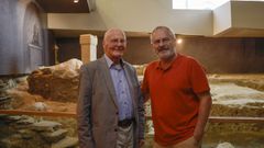 Los profesores Richard Gordon y Jaime Alvar, expertos en Historia Antigua, en el Mitreo de Lugo