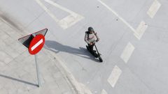 Imagen de un patinete elctrico circulando por la ciudad hace unos das