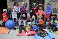 La calle se convirti� en gimnasio de Entroido en la presentaci�n celebrada ayer. 