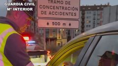 La Guardia Civil investiga a una conductora ebria y reincidente en Cabanas.