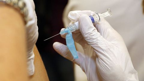 Peronal sanitario, vacunándose de la gripe el pasado otoño en el Hospital do Salnés