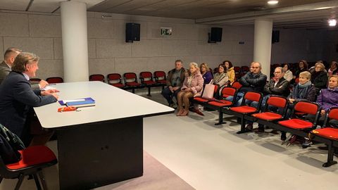 Reuni�n del concejal de Seguridad Ciudadana, Jos� Ram�n Prado, con vecinos del barrio Ciudad Naranco