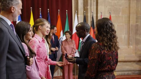 Los Reyes, Felipe y Letizia, la princesa de Asturias, Leonor, y la infanta Sofa reciben en audiencia al galardonado con el premio Prncesa de Asturias de los Deportes, Eliud Kipchoge (2d), en el Hotel de la Reconquista de Oviedo 