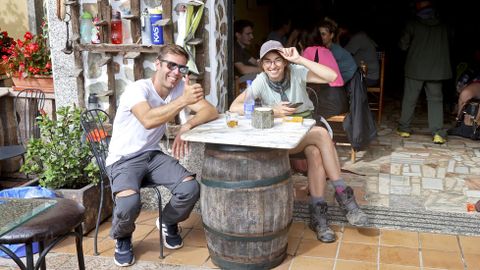 Peregrinos haciendo el camino de Santiago recalan en el caf bar Oasis en Barosa, Barro