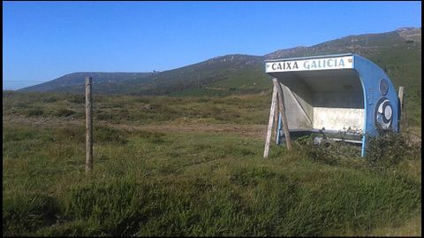 Imagen tomada el monte Enxa, en la Serra do Barbanza. «A caseta forma parte do peche  dos cabalos salvaxes. Será para  que o vixiante estea cómodo ou sera que Caixa Galicia quere sobrevivir e bótase ao monte?» se pregunta con ironía el autor de la forografía.