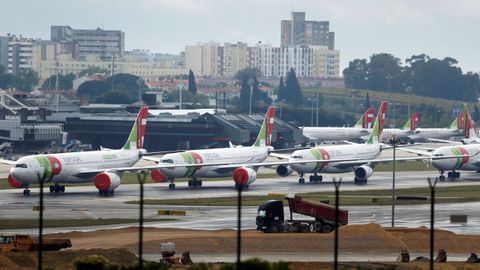 Numerosos aviones estacionados ayer en el aeropuerto de Lisboa, que permanece cerrado parcialmente.