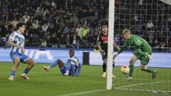 No� Carrillo, frente a Bil Nsongo, en el momento del gol que dio la victoria al D�por.