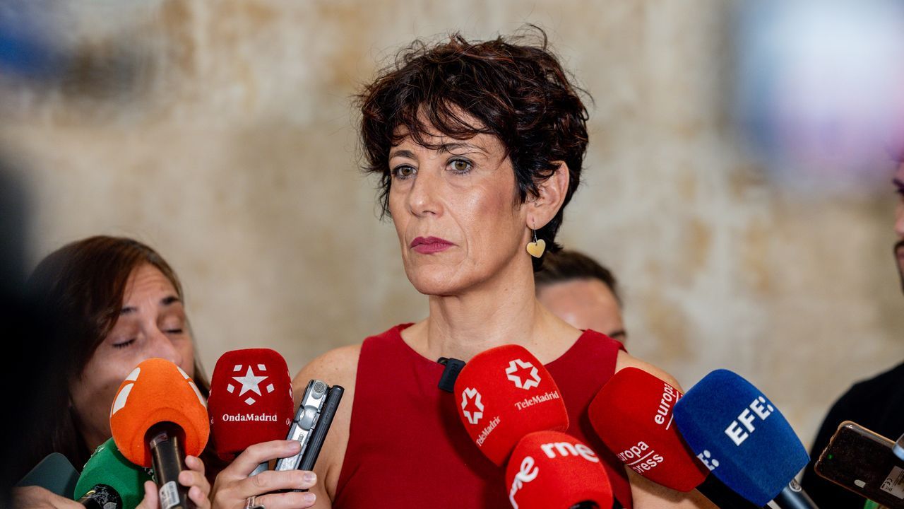 Elma Saiz cree que Feijoo «debería dimitir» tras llevar «un año mintiendo» por los mensajes con Mazón sobre la dana