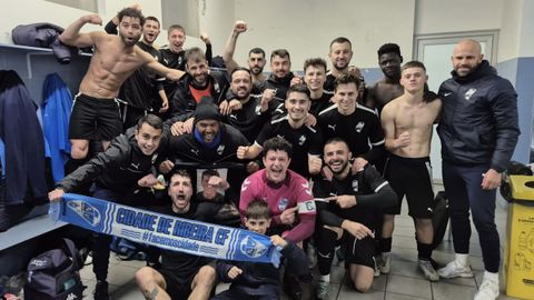 Los ribeirenses, celebrando la trabajado victoria en el vestuario del municipal de Gallamonde.