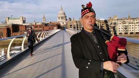 David Carril Castieira, de Camarias, lleva 12 aos viviendo en Londres. Trabaja en la conserjera de un colegio, pero su mundo es la gaita.