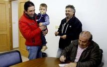 El alcalde de O Bolo, Manuel Corzo, firmando un cheque beb� esta misma semana.