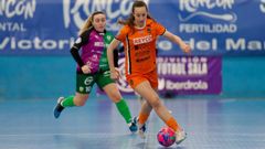 Macarena, autora del tanto burelista, avanza con el bal�n en el partido disputado en el pabell�n de Guadaljaire. 