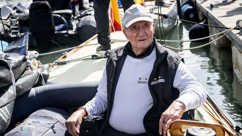 El rey em�rito Juan Carlos, durante un entrenamiento con el velero Brib�n de cara al campeonato del mundo de vela de la clase am, que se celebr� en la isla brit�nica de Cowes.