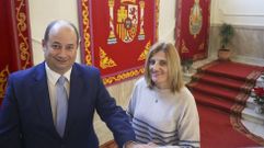 David Monteagudo y Mara Jos Fernndez posando este lunes en la escalinata de la casa consistorial de Ferrol, tras su toma de posesin como funcionarios de carrera.