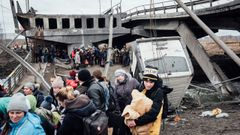 Civiles que intentan huir de la ciudad asediada por Rusia