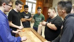 Los alumnos del ciclo de madera de FP B�sica est�n fabricando todos los muebles de su aula-taller