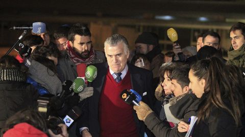 Luis, s fuerte. El caso Brcenas afect directamente a Rajoy, no solo porque lo nombr tesorero del PP, sino tambin por el famoso SMS que le envi cuando ya se saba que tena cuentas en Suiza, Luis, s fuerte