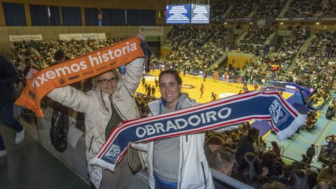 Dos aficionadas del Leyma y el Monbus Obradoiro, con sus bufandas, en el derbi de la pasada temporada en Sar