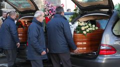 DOS HERMANOS FALLECIERON CON 10 HORAS DE DIFERENCIA. Ocurri� el 8 de enero del 2010. Francisco Javier, de 38 a�os, muri� de madrugada en el ba�o de un pub de A Laracha, y pocas horas despu�s, Alberto Jos� pereci� en su casa. La imagen corresponde al entierro de ambos en Cai�n. 