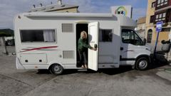 Ole M�ller, el martes por la ma�ana dejando la furgoneta que le prestaron tras el robo de su caravana