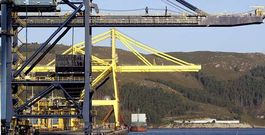 En la fotograf�a, vista del muelle de Caneli�as, con las gr�as para portacontenedores al fondo y las de Endesa en primer plano.