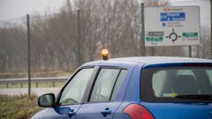 Un coche, usando una baliza V16 este mi�rcoles en Lugo