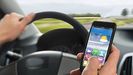 La propuesta de Tr�fico sanciona el uso del m�vil sujet�ndolo con la mano.