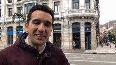 Miguel Lago frente al Starbucks de Oviedo