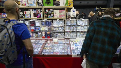 Visitantes en la primera edici�n del Sal�n del Videojuego de Madrid ojeando productos.