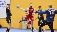 Javi Rodr�guez ejecuta un lanzamiento en el duelo entre el OAR Coru�a y el Rebi Cuenca.
