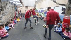 Jugadores del Pontevedra CF durante una visita que hicieron en el 2019 a la escuela de educaci�n infantil O Grupo, de Mar�n