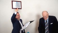  Caballero recibi� una placa del C�rculo de Empresarios con su nombramiento como socio de honor