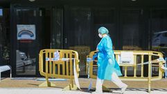 Una trabajadora, en la puerta de la residencia de mayores de O Incio
