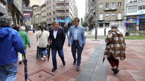 El alcalde de Pontevedra, Miguel Anxo Fernández Lores, y su homólogo de Alzira, Alfons Domínguez, este miércoles, en la glorieta de Compostela