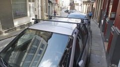 Hilera de veh�culos estacionados en la calle San Francisco.