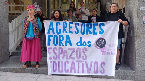Integrantes de la plataforma Marcha Mundial das Mulleres en las puertas de la delegaci�n territorial.