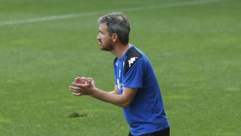 Rub�n Dom�nguez dirigiendo el partido ante Osasuna Promesas desde el banquillo