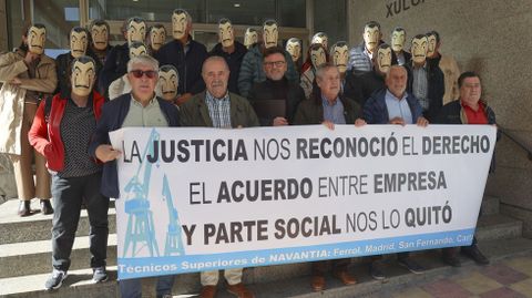 Parte de los afectados, concentrados delante de los juzgados de Ferrol