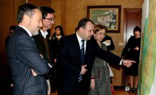 Alberto Platas explica el plan al conselleiro Hern�ndez.