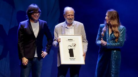 El humorista grfico Siro Lpez, recogiendo su premio, flanqueado por Luis Piedrahita y Carolina Iglesias.