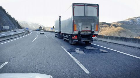 Desperfectos en un tramo entre las salidas Trabadelo y Pedrafita en direccin A Corua