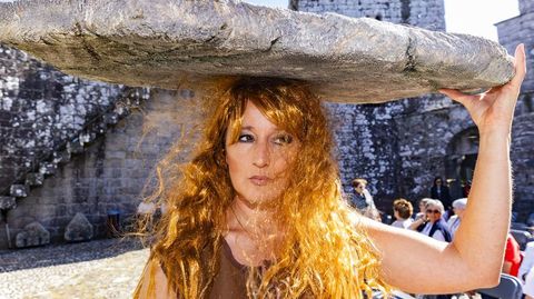 Mariv Amigo, tcnica de Museos e Patrimonio, caracterizada en su da como una moura, con la losa de un dolmen sobre la cabeza,recreando en el castillo conocidas leyendas en torno a estos monumentos