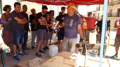 El arquitecto Fermn Font con sombrero impartiendo un taller de encofrado con tierra como el que ofrecer en el pazo de Tor